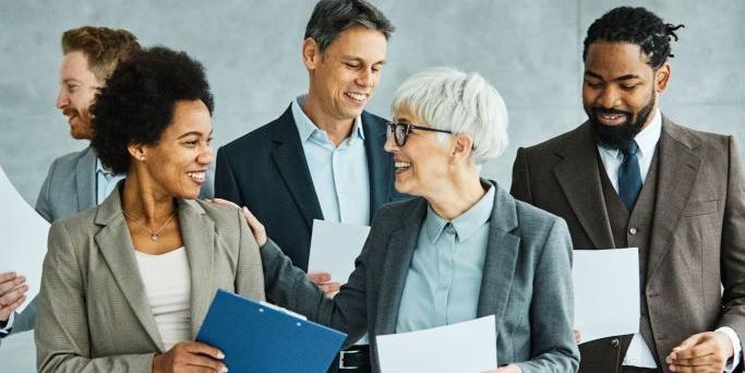 Groupe de collegues echangent en marchant