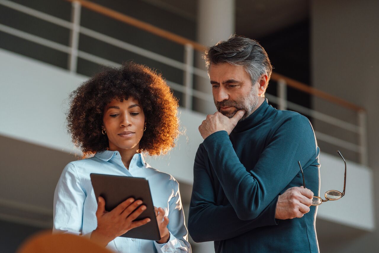 1280 Web Homme et femme regardent tablette au travail